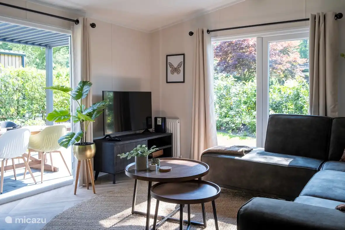 Sala de estar con 2 puertas francesas. Smart TV con conexión WiFi para que puedas hacer streaming.