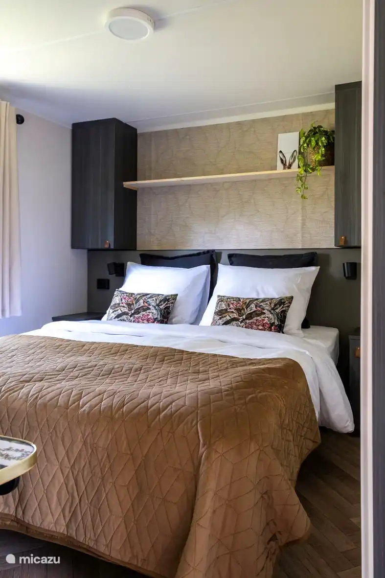 Cama para 2 personas. Enchufes con conexión USB.