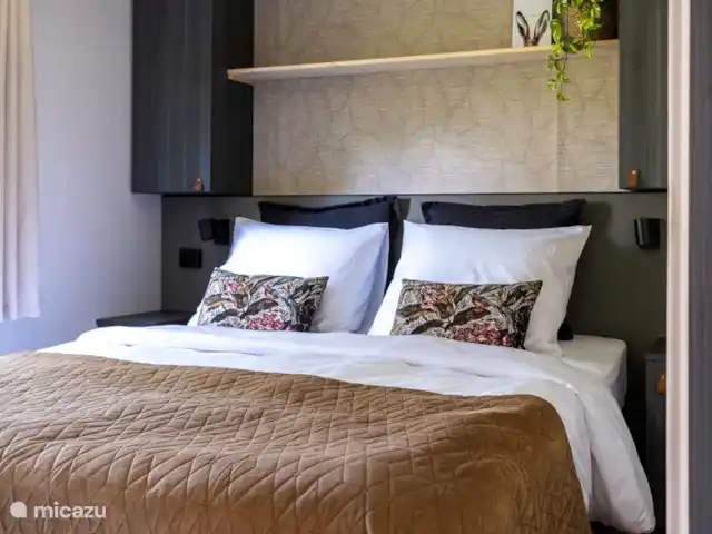 Nuestra casa de campo en el Veluwe: Pinecone en Países Bajos, Güeldres, Beekbergen - chalet Cama para 2 personas. Enchufes con conexión USB.