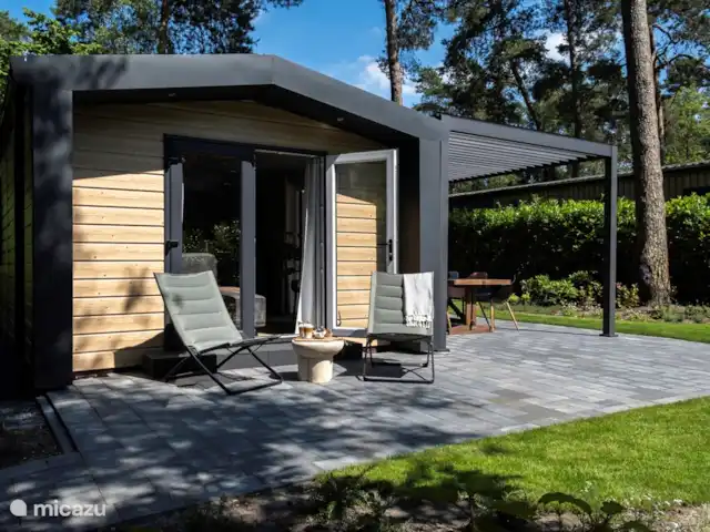 Nuestra casa de campo en el Veluwe: Pinecone en Países Bajos, Güeldres, Beekbergen - chalet Preciosa terraza en la parte delantera.