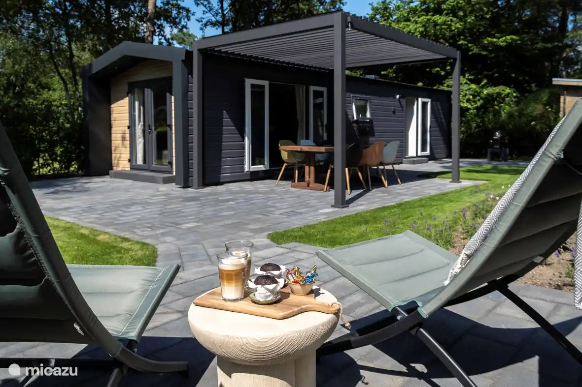 Otra terraza. La marquesina se puede abrir o cerrar por medio de lamas. 