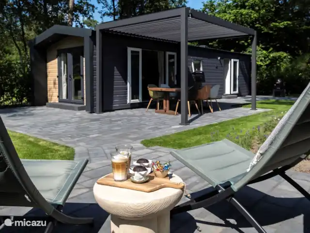 Nuestra casa de campo en el Veluwe: Pinecone en Países Bajos, Güeldres, Beekbergen - chalet Otra terraza. La marquesina se puede abrir o cerrar por medio de lamas.