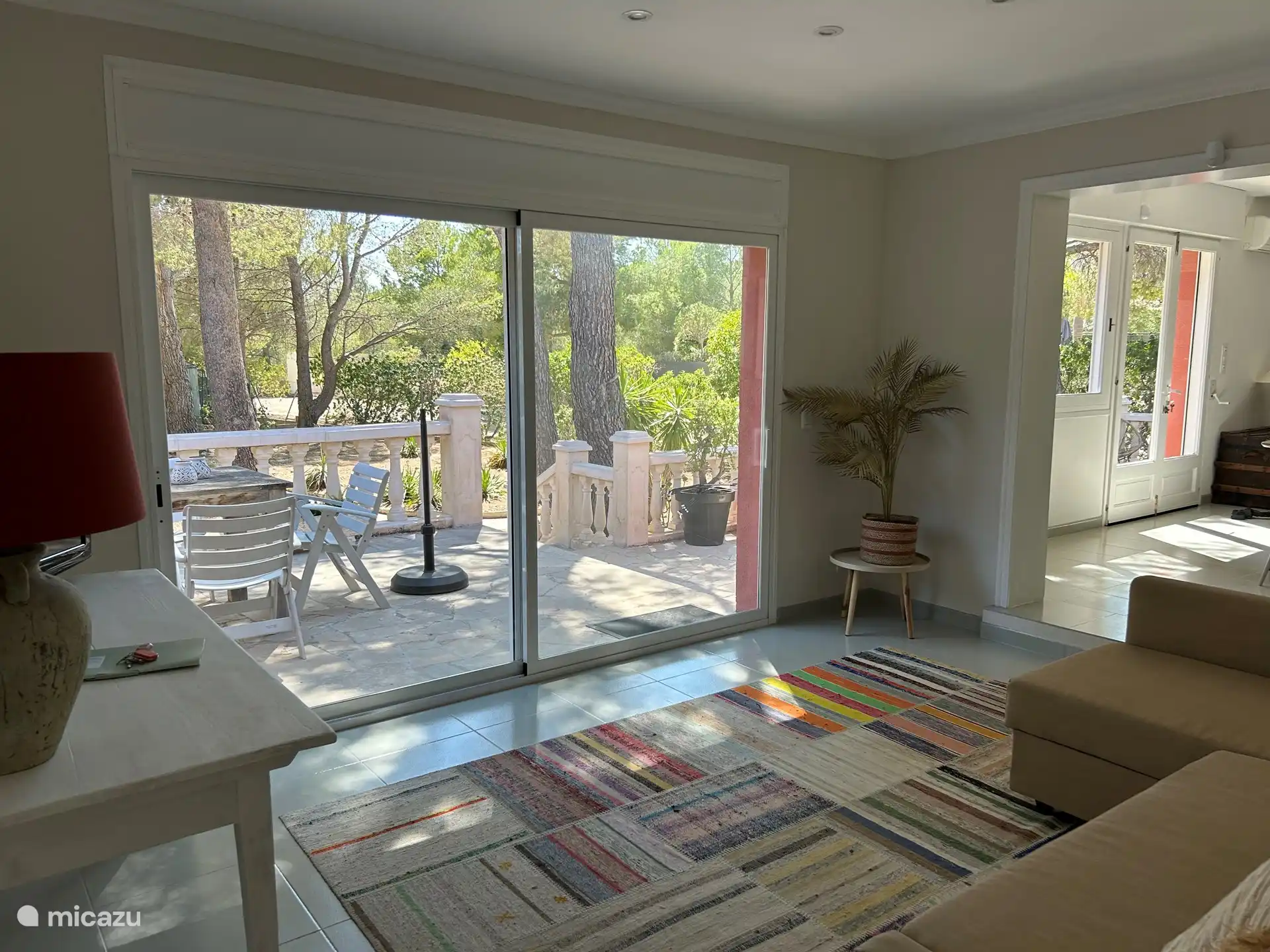 Slaapkamer 1: Grote slaapkamer, aangrenzende badkamer, ruime kasten met schuifdeuren en een zitje