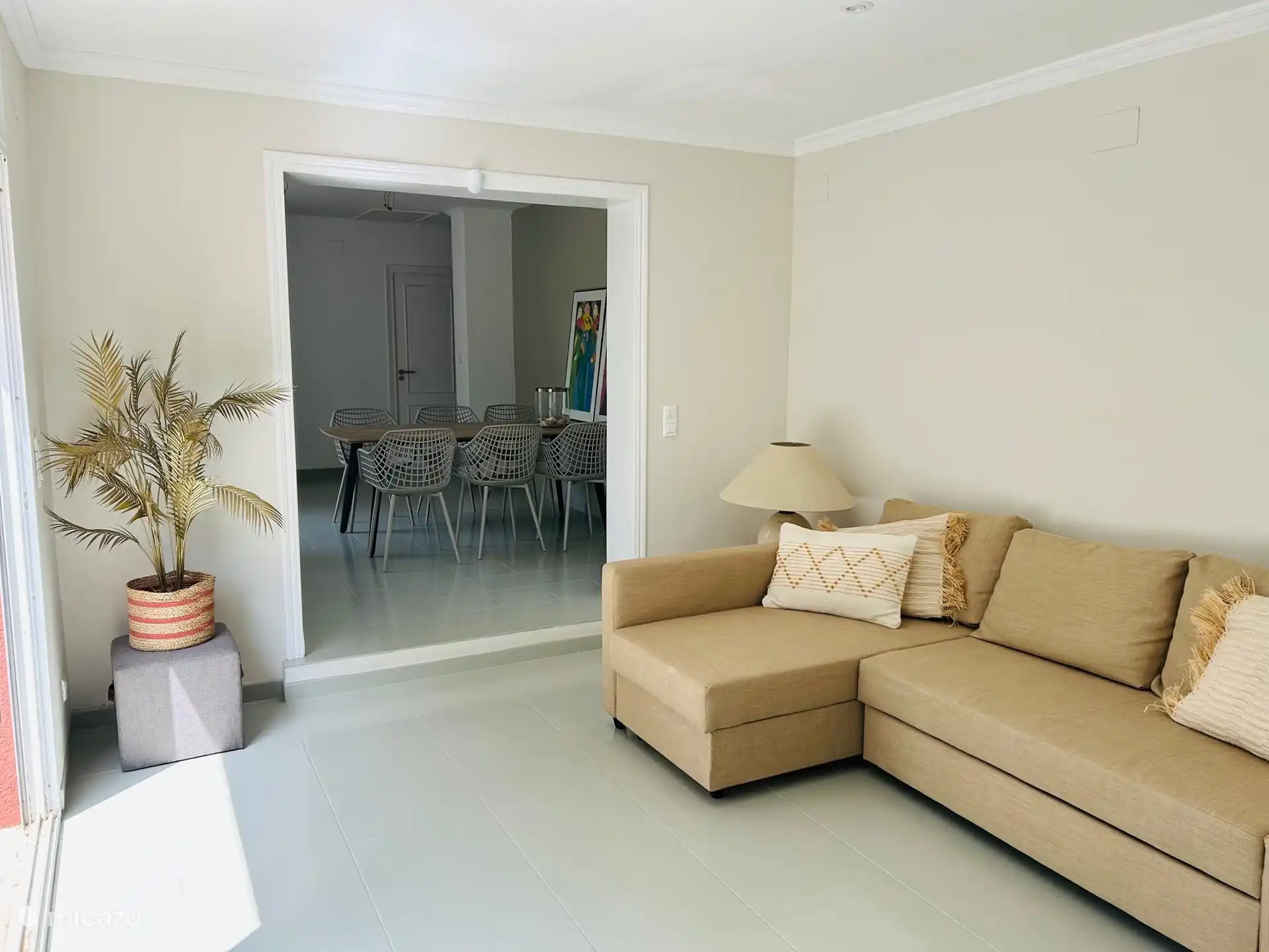 zithoek met TV, overzijde is een schuifpui