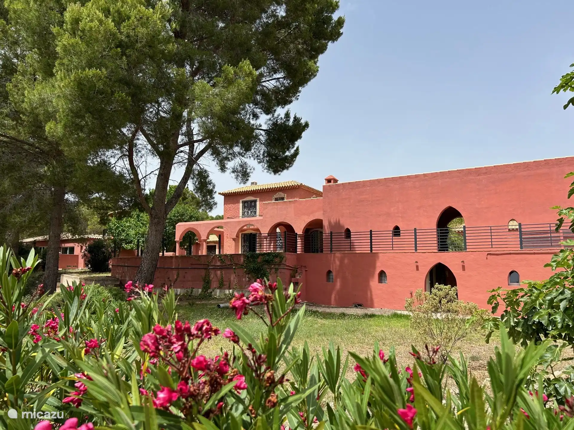 Zijaangezicht van de tuin bij de woning