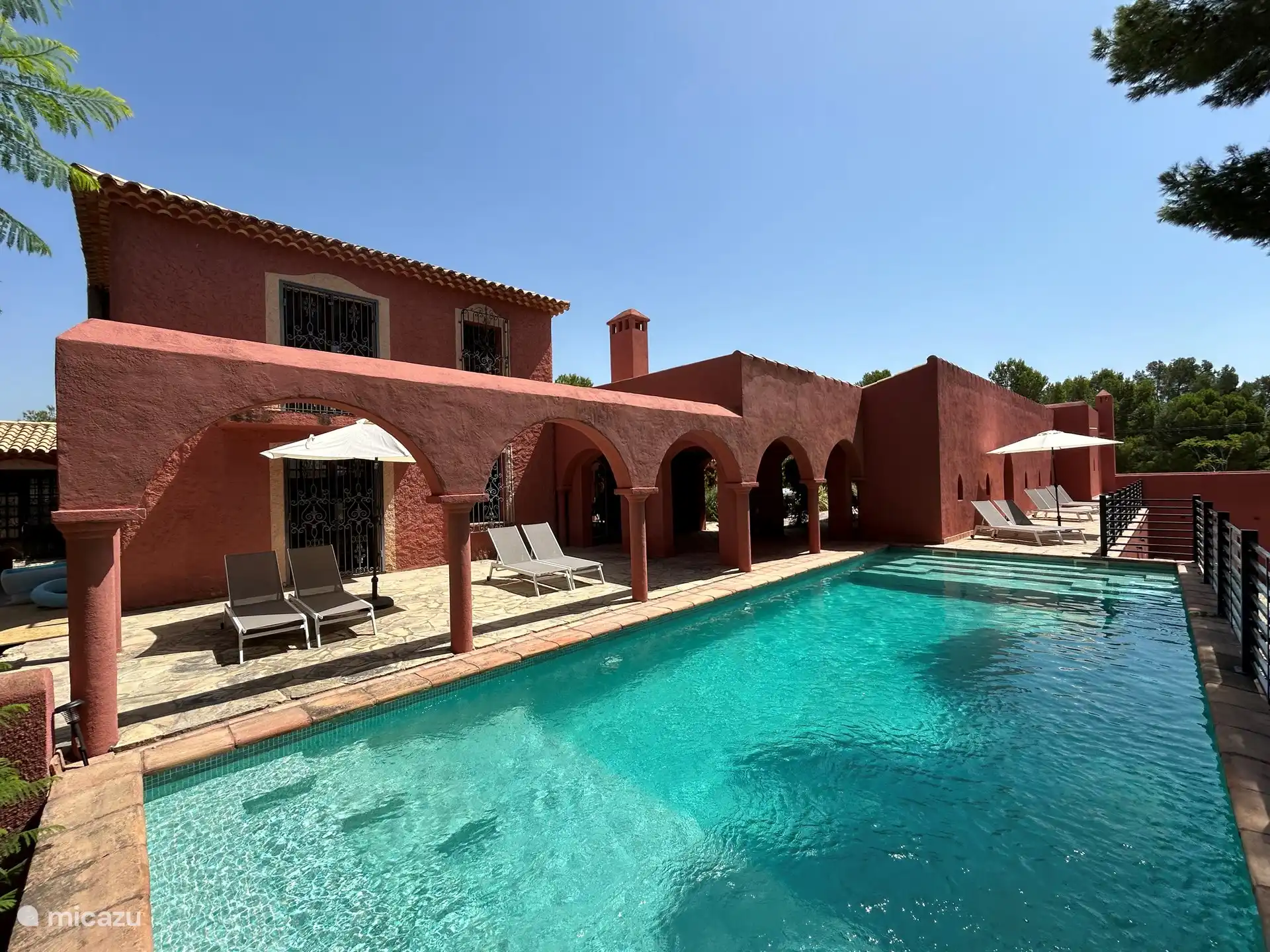 Hier het zwembad, 12 x 6m, deze deel je met 5 andere woningen