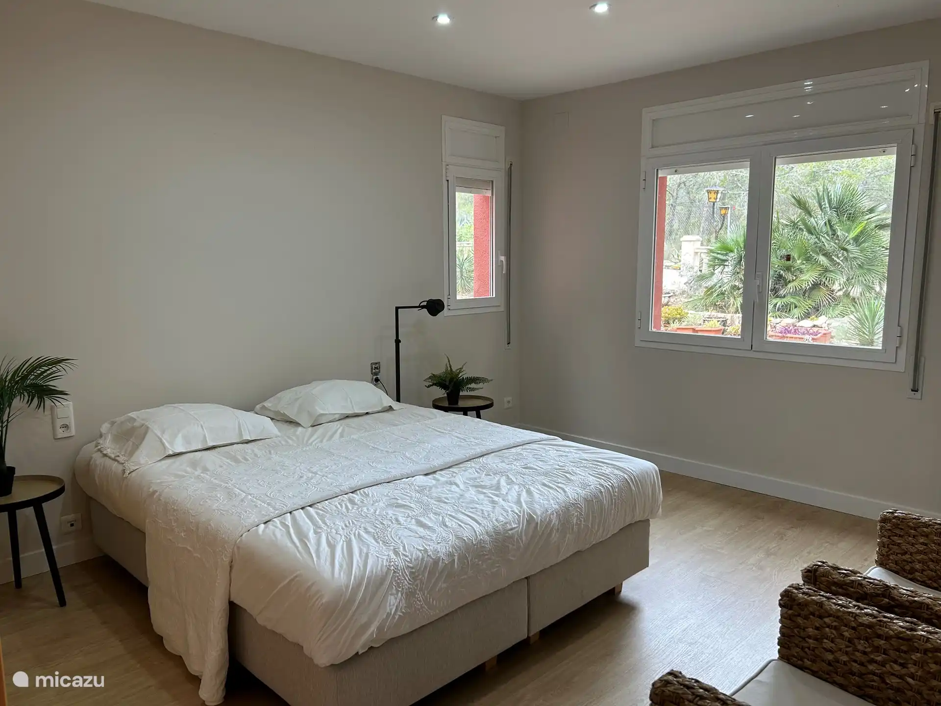 De tuin met 2 relaxstoelen
