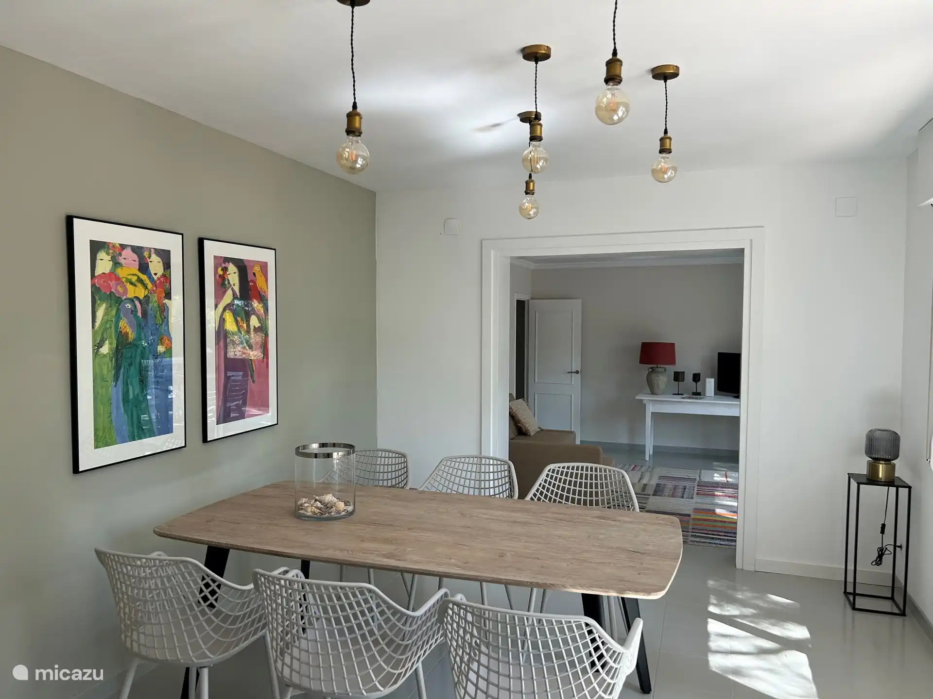 Groot terras met teaktafel en 6 stoelen en ruime bank