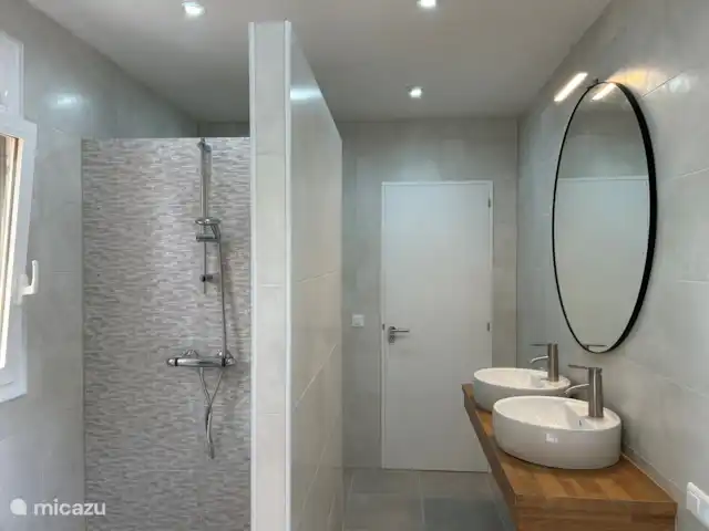 Villa Terra- Laurier-rose | Espagne, Costa Dorada, L'Ametlla de Mar - finca La salle de bain 1 avec douche à l’italienne, 2 lavabos et toilettes. Par les portes coulissantes, vous pouvez entrer directement dans le jardin avant.