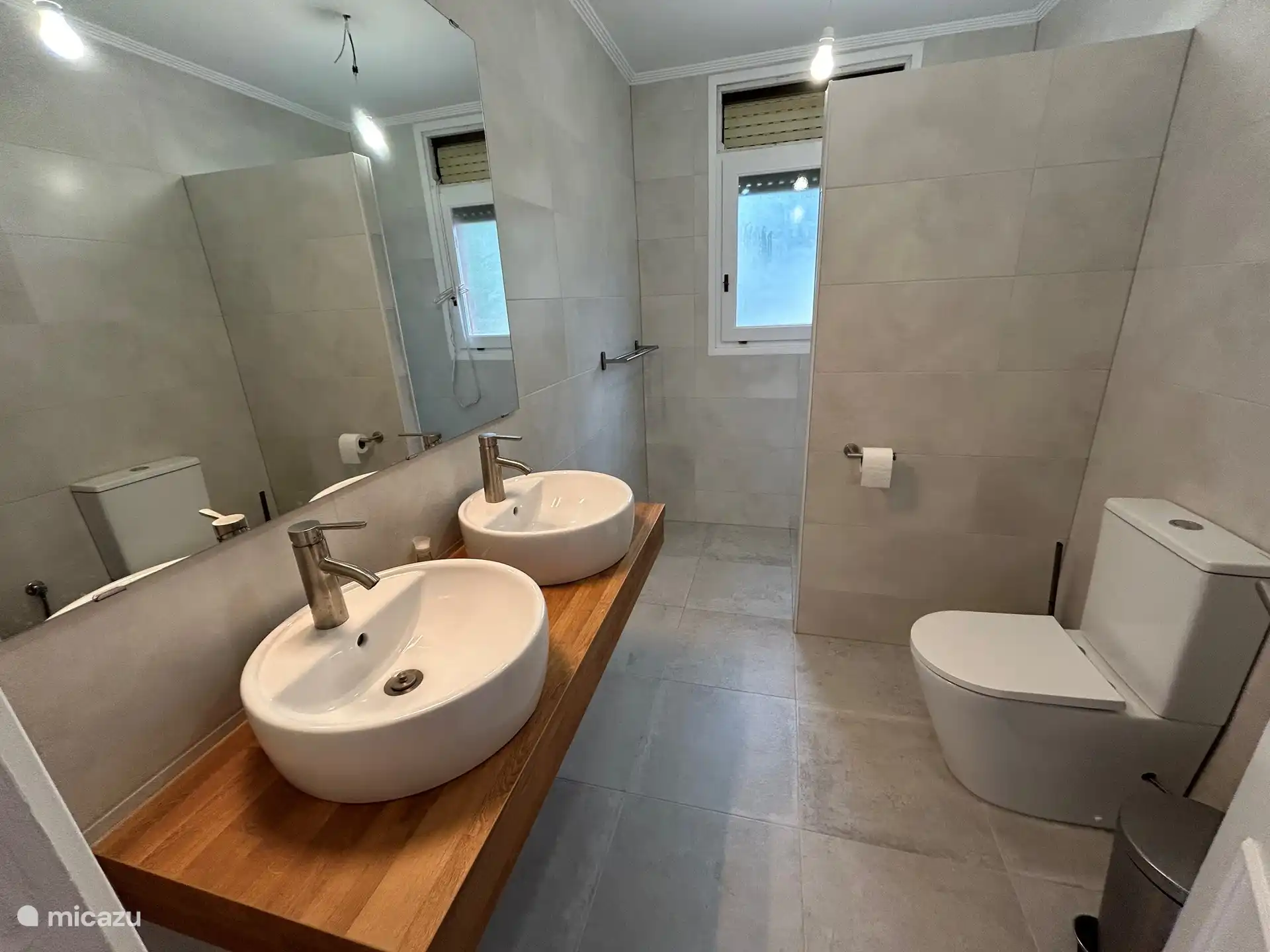 Badkamer 2, inloopdouche, 2 wasbakken en toilet