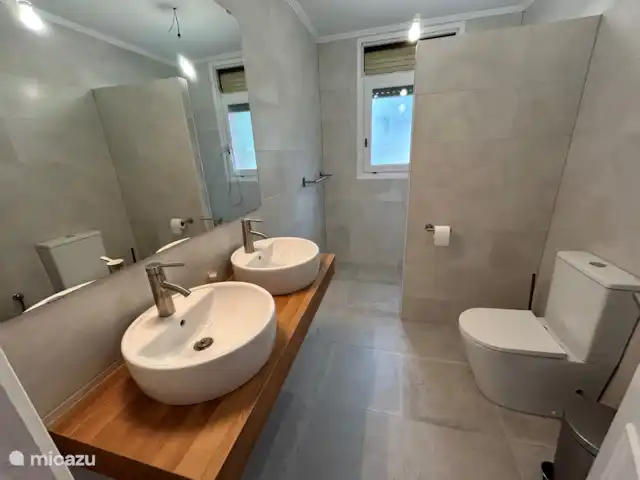 Villa Terra- Laurier-rose | Espagne, Costa Dorada, L'Ametlla de Mar - finca Salle de bain 2, douche à l’italienne, 2 lavabos et WC