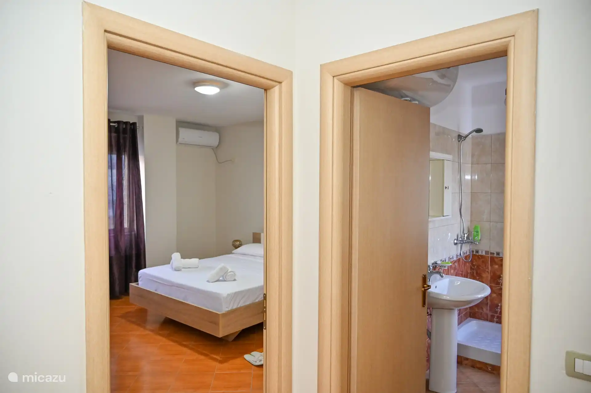 Wohnzimmer und Badezimmer 