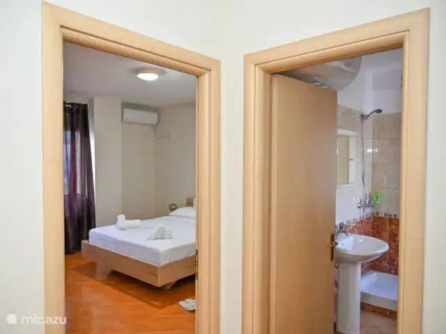 Location de Vacances Albanie, Durrës, Durrës, appartement - Appartement en bord de mer Casa Mery Salon et salle de bain