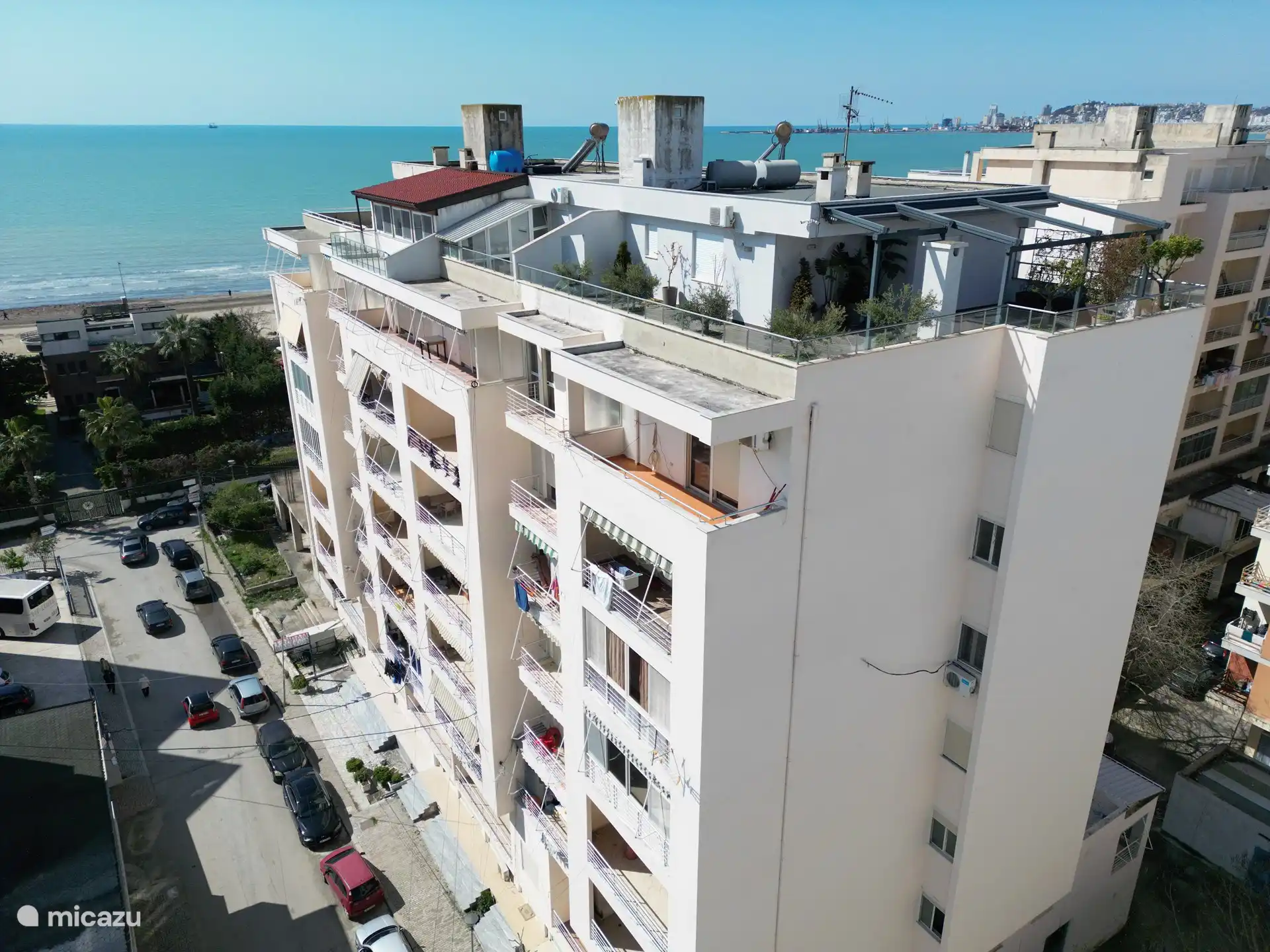 I min Spaziergang zum schönen Strand von PISTA ILIRIA 