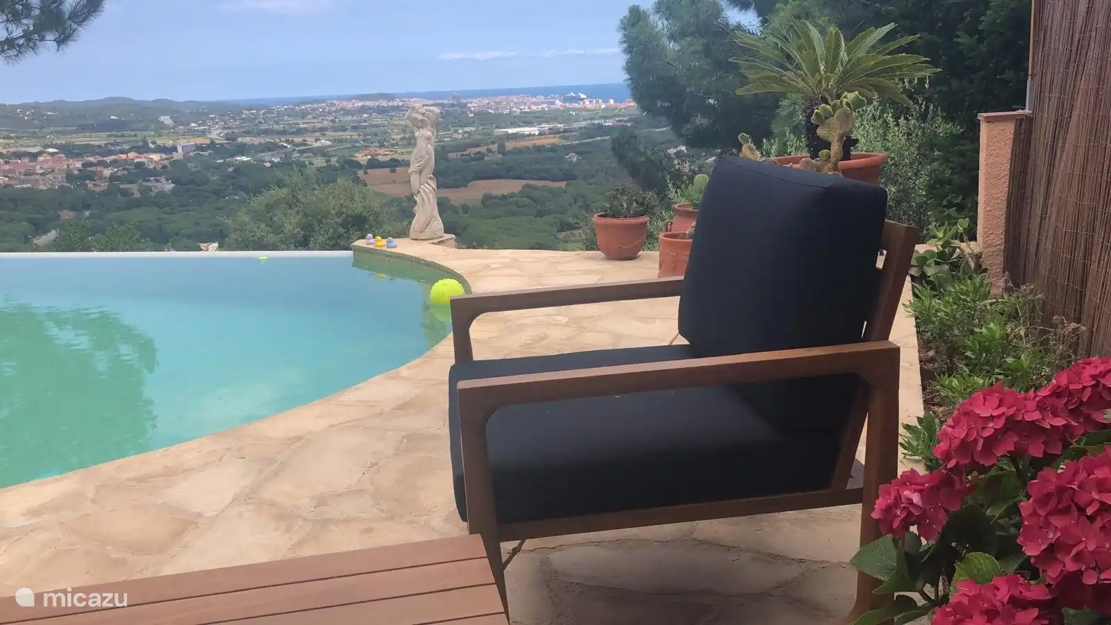 Comfortable lounge furniture, for relaxed conversations.