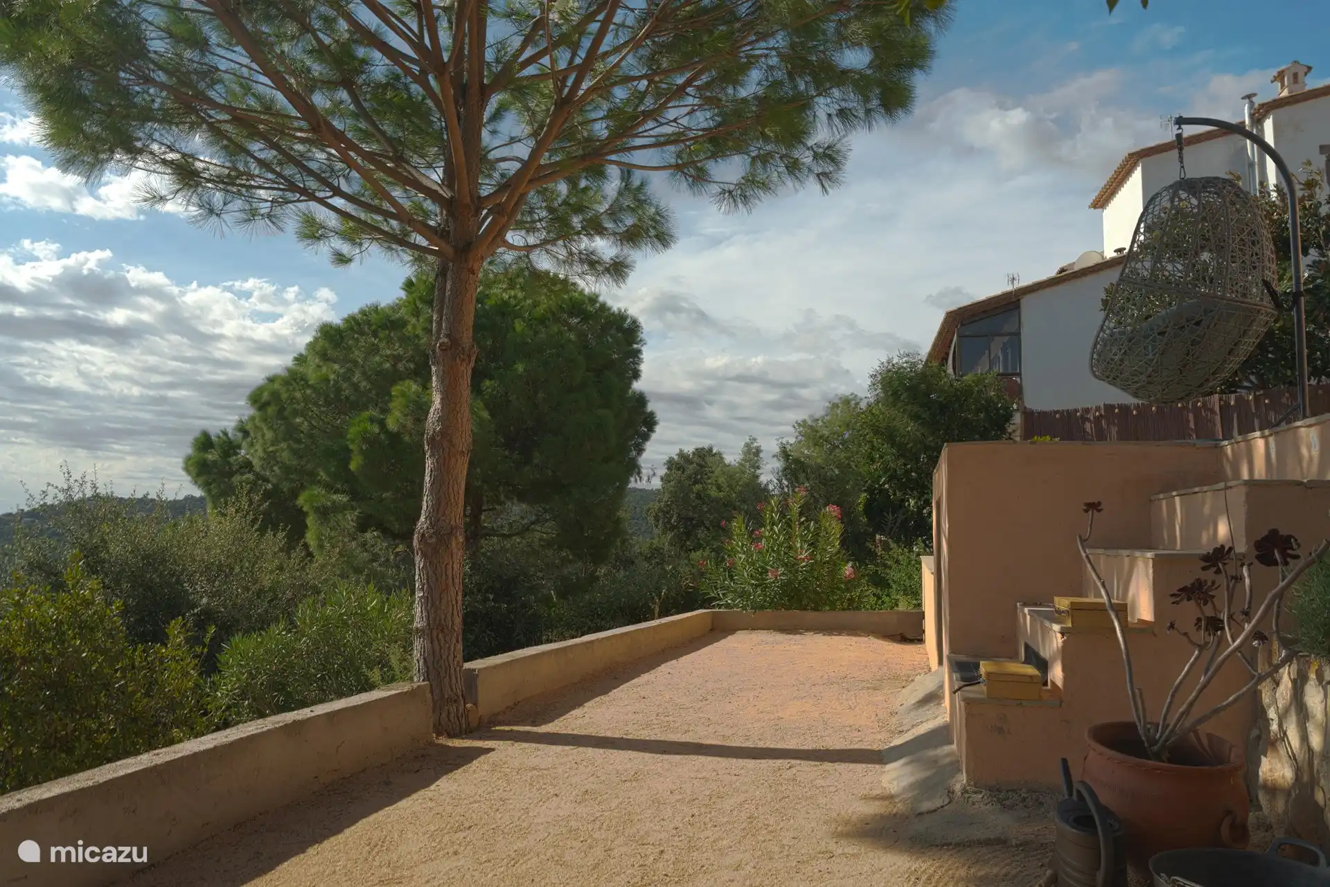 Pétanque court located in front of the swimming pool and the rustic stone bench
