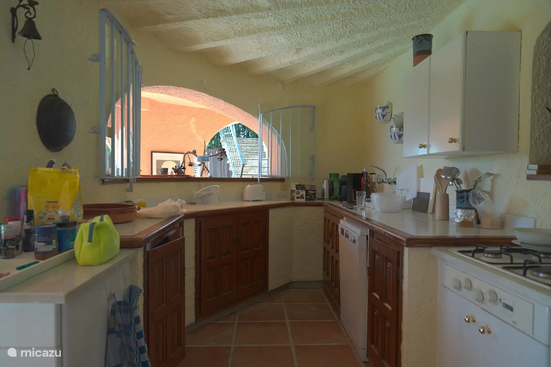 Semi-outdoor kitchen with all conveniences, fridge-freezer, ice cube machine, dishwasher