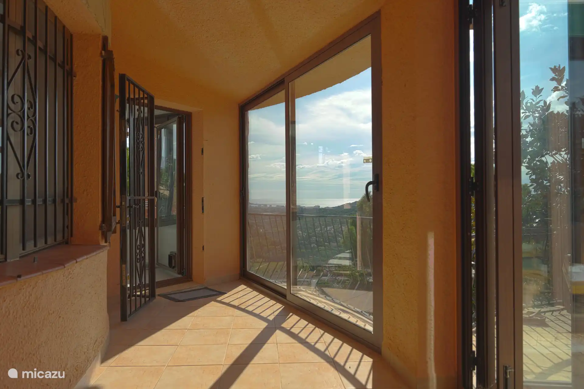 Connection from the living room to the winter accommodation with sliding doors