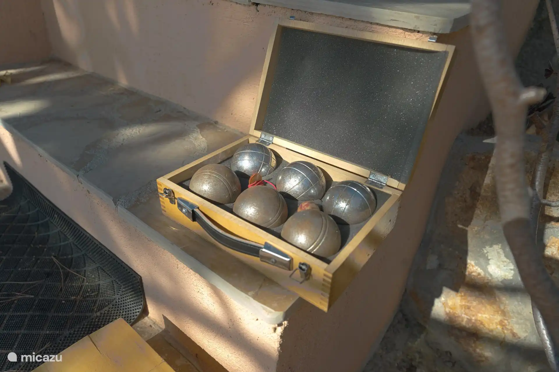 Pétanque balls are provided