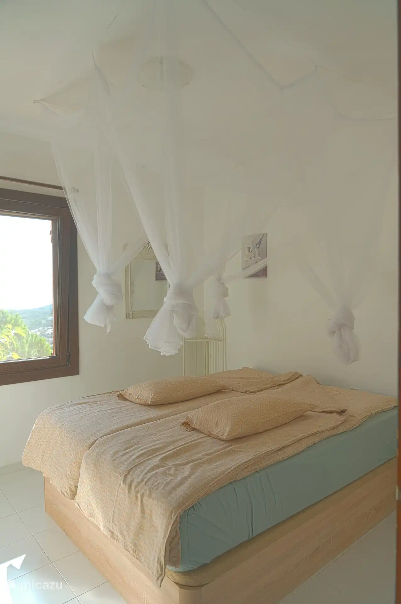 Bedroom double bed, wardrobe and sea view. All bedrooms have mosquito nets and air conditioning