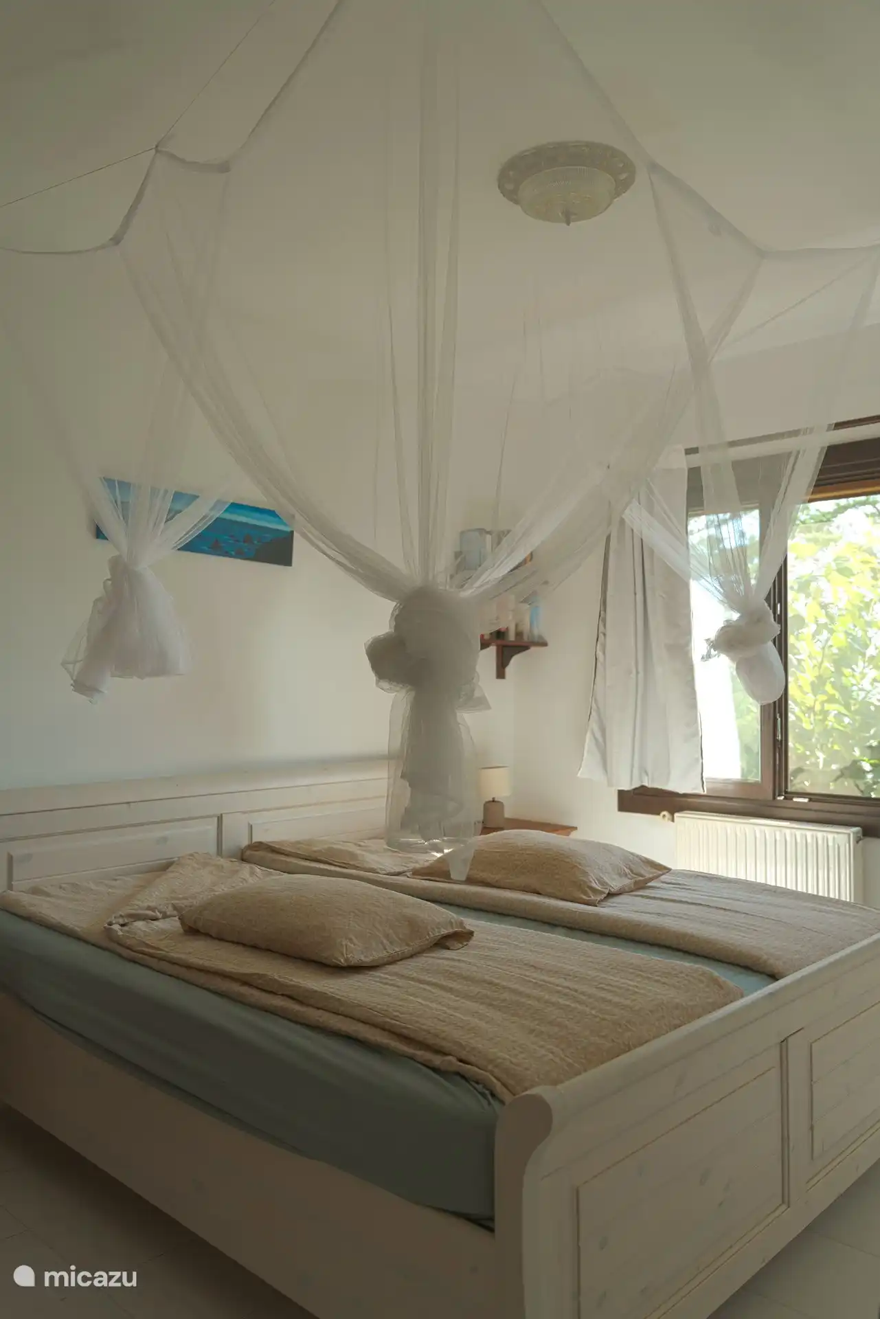 Bedroom, equipped with fitted wardrobes and sea views. Equipped with mosquito nets and air conditioning