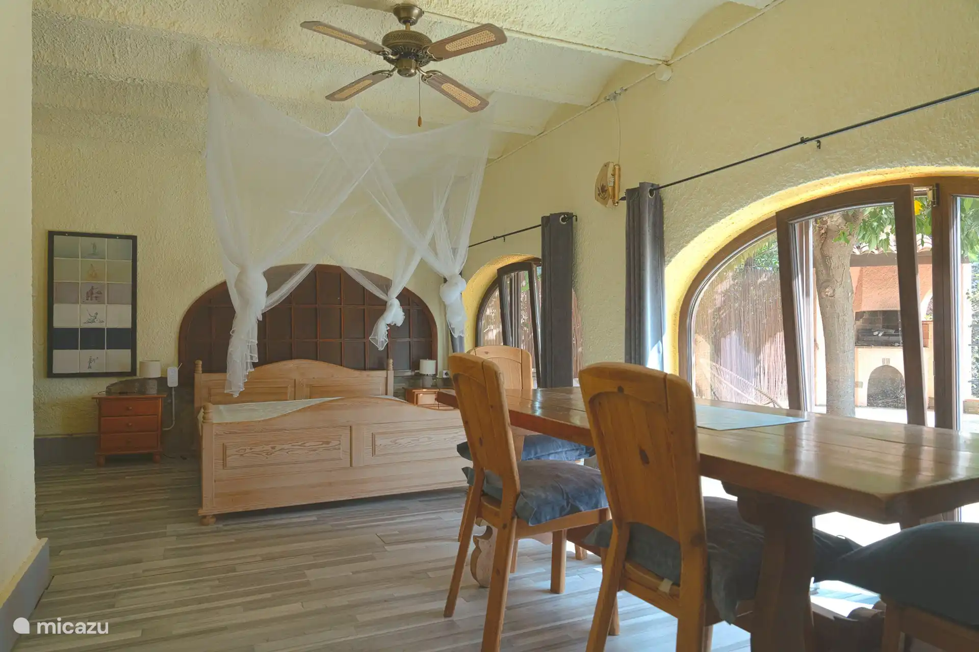 Spacious studio with bed of 160 by 200 bathroom en suite and equipped with air conditioning
