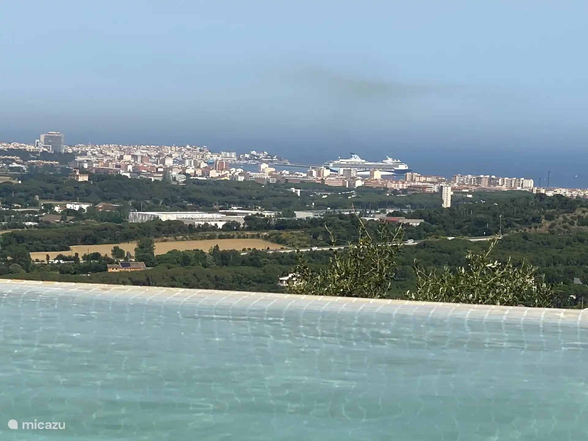 View from the terrace and swimming pool, you can see the cruise ships mooring and unmooring.