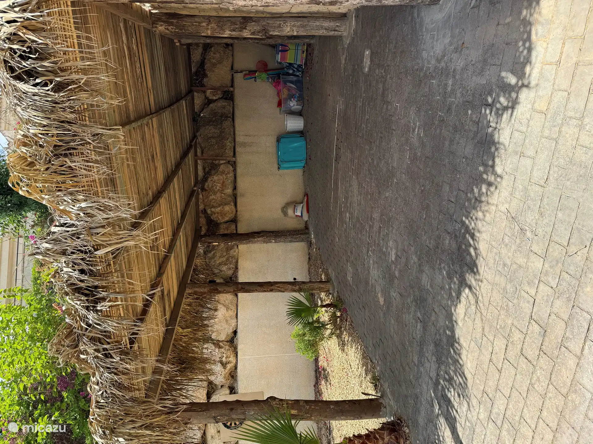 
Propriété privée avec abri d’auto et zone ombragée pour votre voiture 