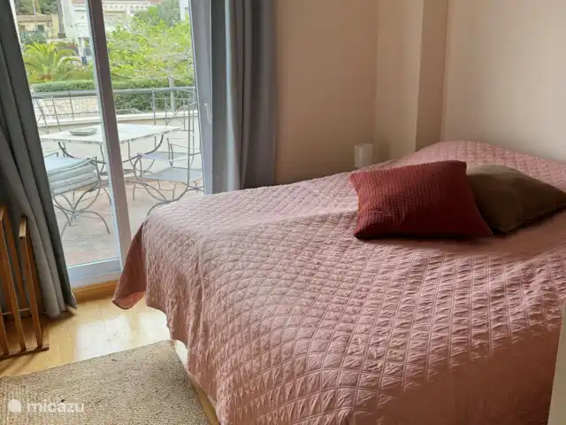 Location de Vacances Espagne, Costa Blanca, Moraira, maison de vacances - Casa Palmeras Moraira Sport Chambre 1 avec 2 lits simples à sommier tapissier et accès à la terrasse au 1er étage