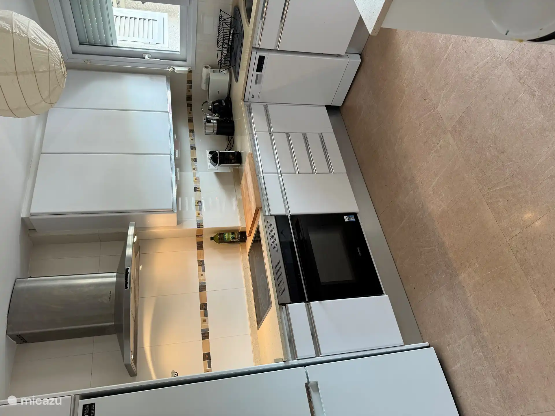 Cuisine avec lave-vaisselle et cuisinière électrique et combi 0ven