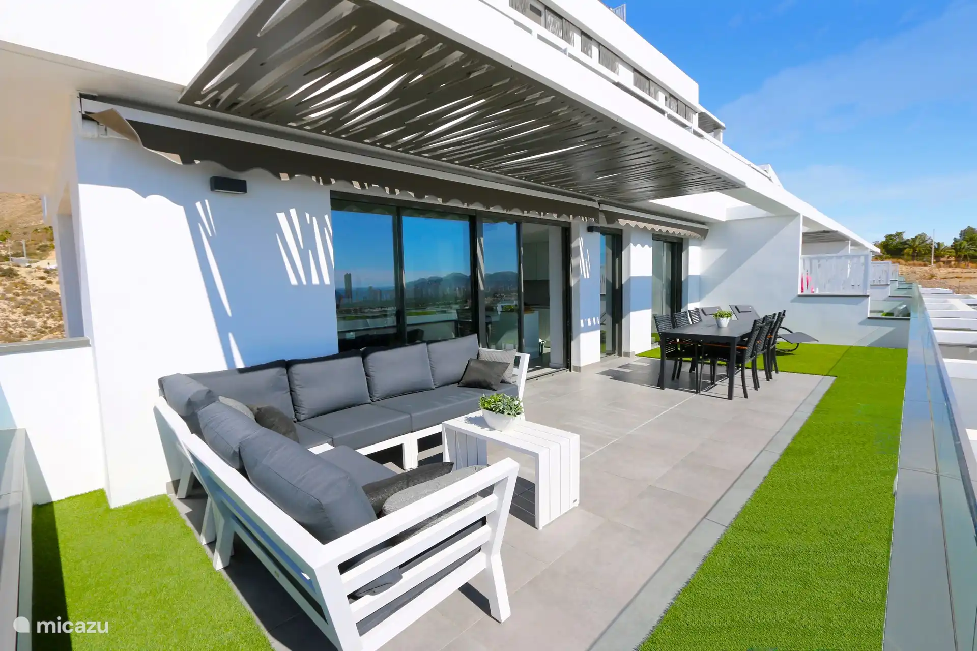 Lounge-Set und Esstisch auf dem Balkon