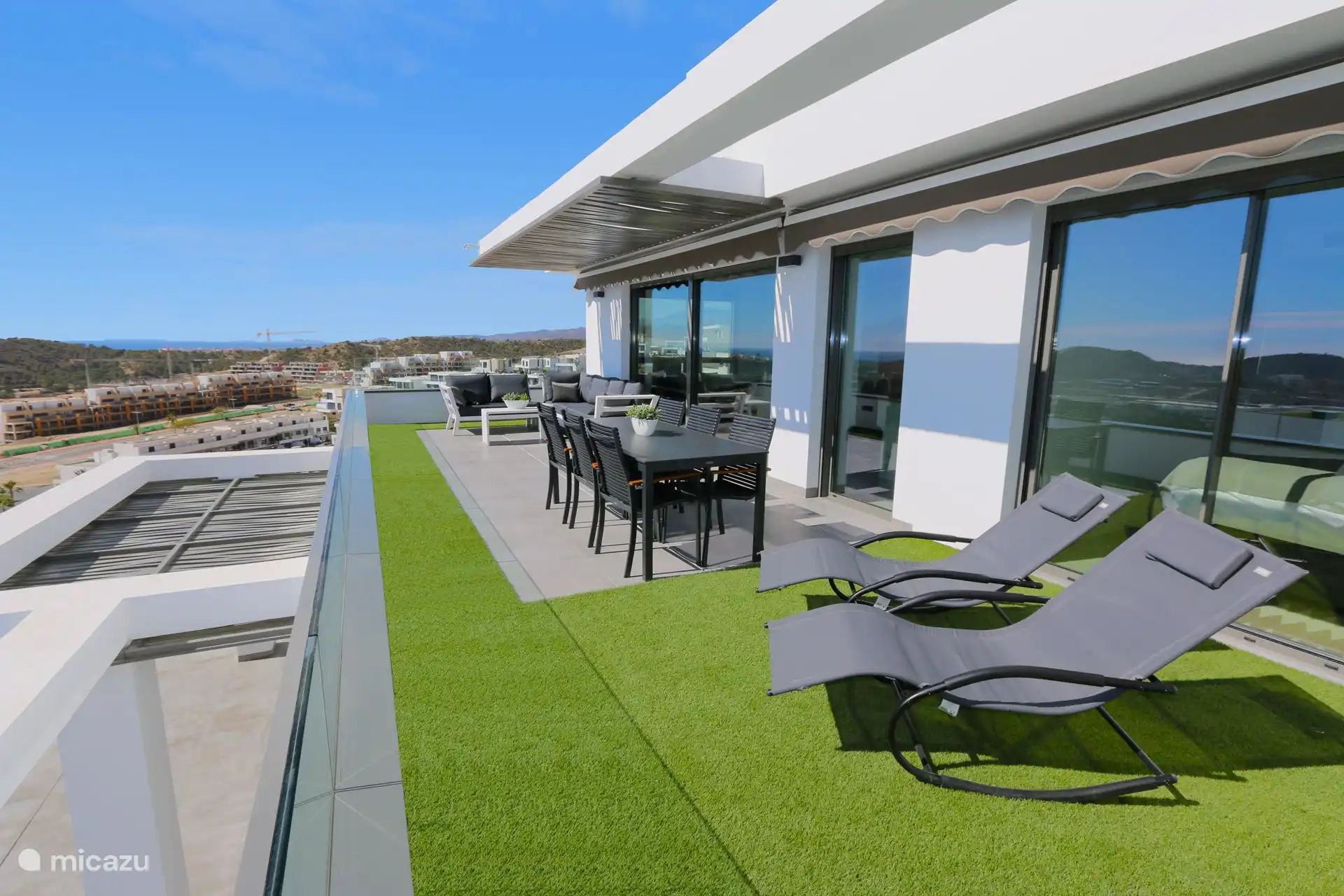 Balkon mit Lounge-Set, Esstisch und Sonnenliegen