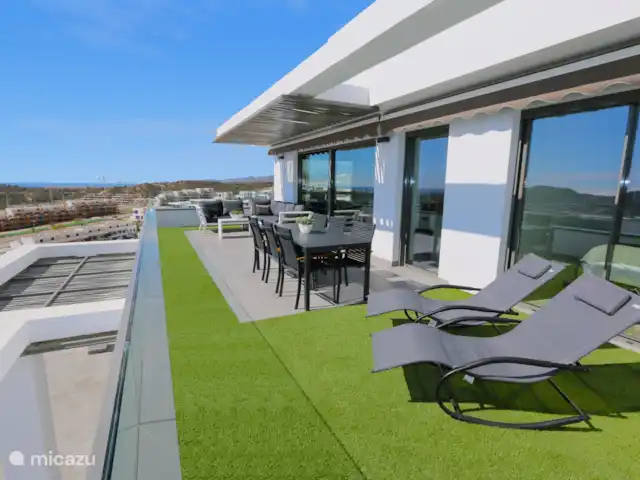 Seascape Resort Finestrat Benidorm | Espagne, Costa Blanca, Finestrat - appartement Balcon avec salon de salon, table à manger et chaises longues