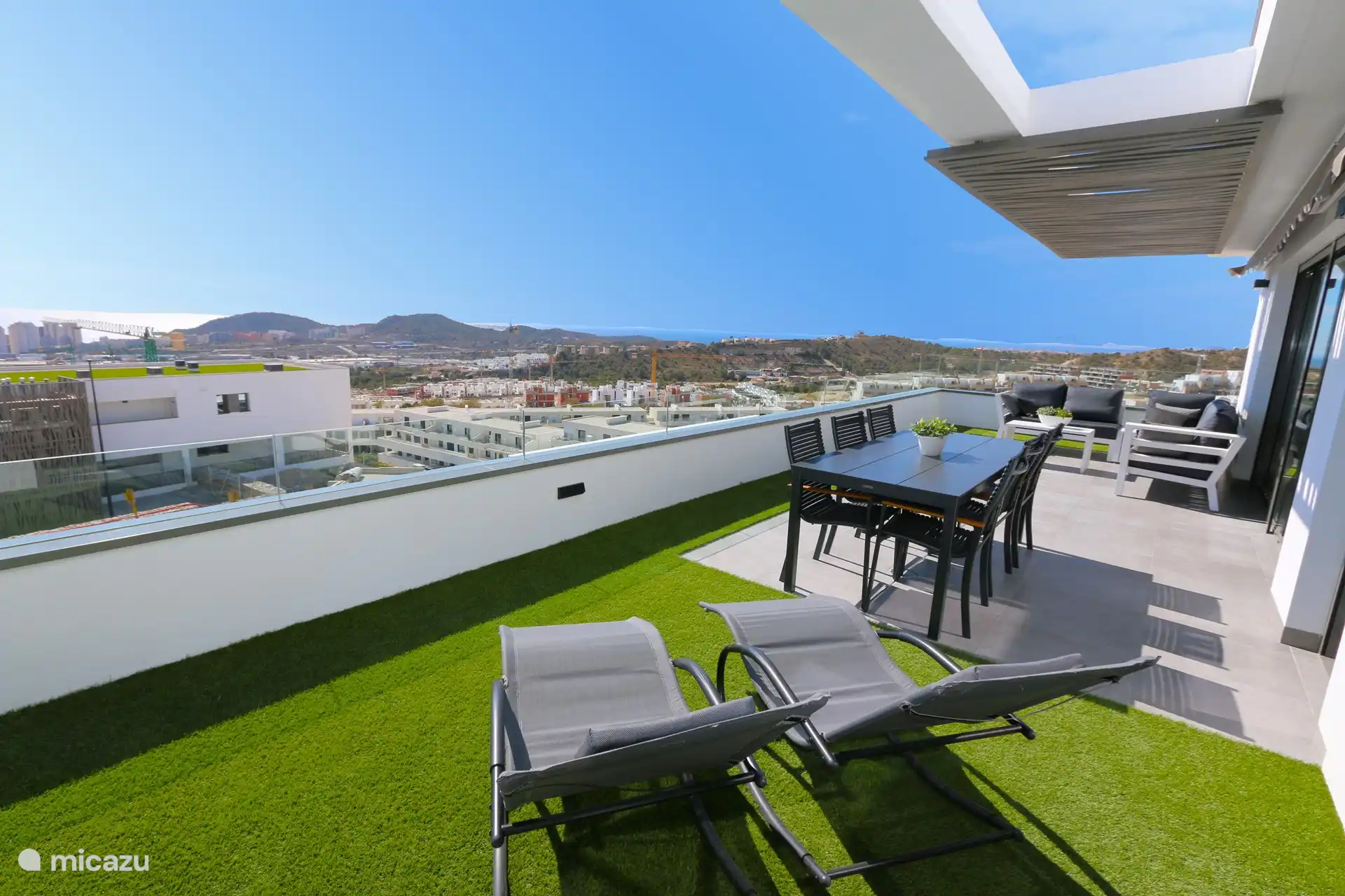 Balkon mit Lounge-Set, Esstisch und Sonnenliegen