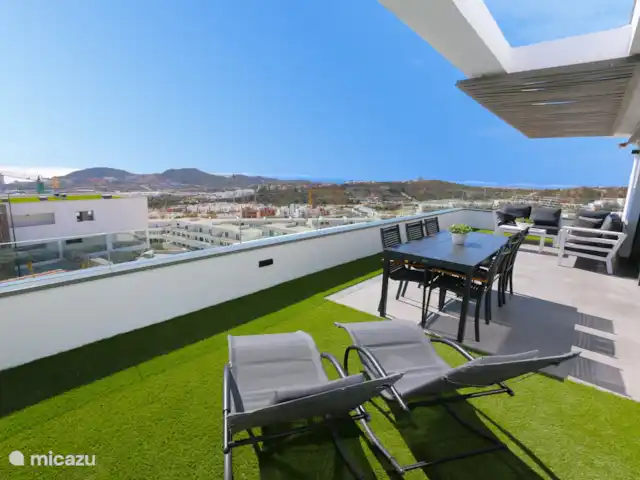 Seascape Resort Finestrat Benidorm | Espagne, Costa Blanca, Finestrat - appartement Balcon avec salon de salon, table à manger et chaises longues