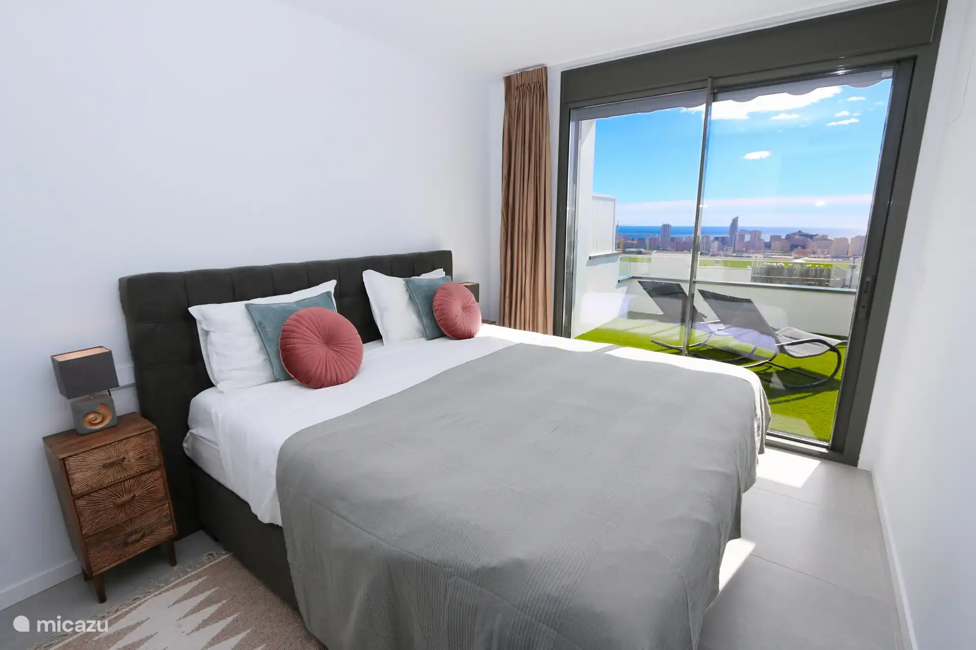 Schlafzimmer mit Doppelbett