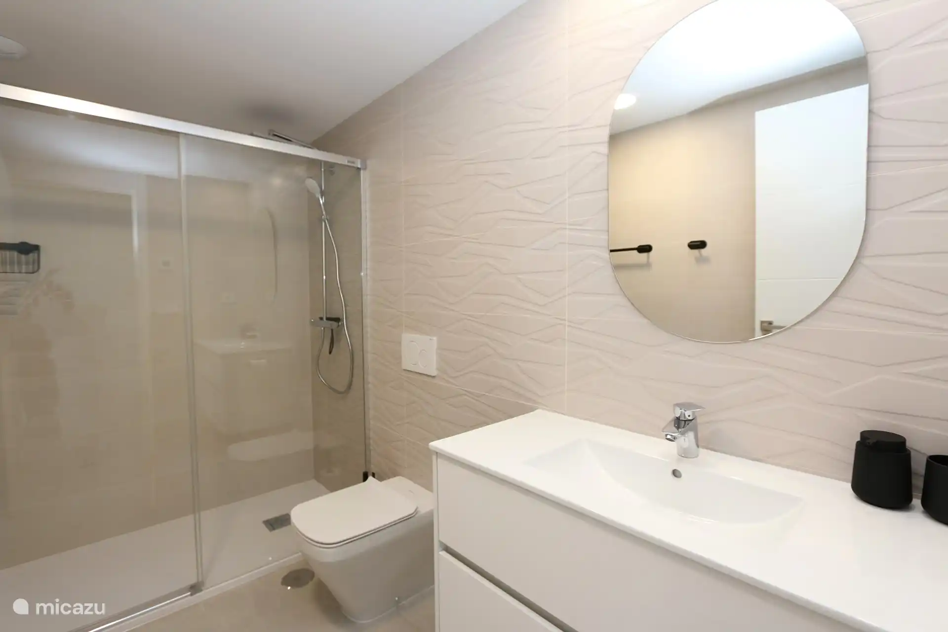 Basszimmer mit begehbarer Dusche