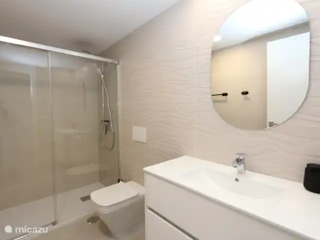 Seascape Resort Finestrat Benidorm | Espagne, Costa Blanca, Finestrat - appartement Salle des basses avec douche à l’italienne