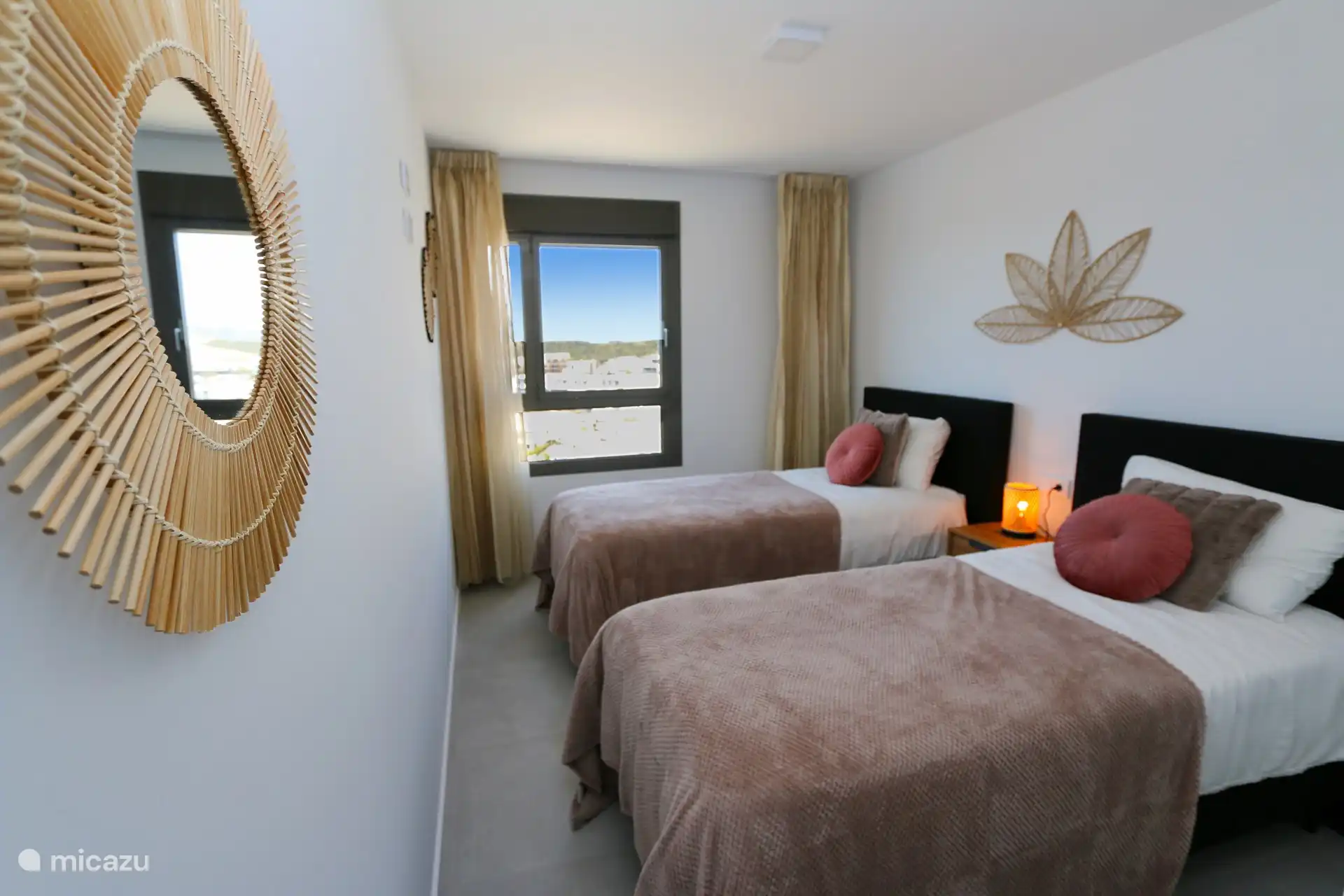 Schlafzimmer mit zwei Einzelbetten