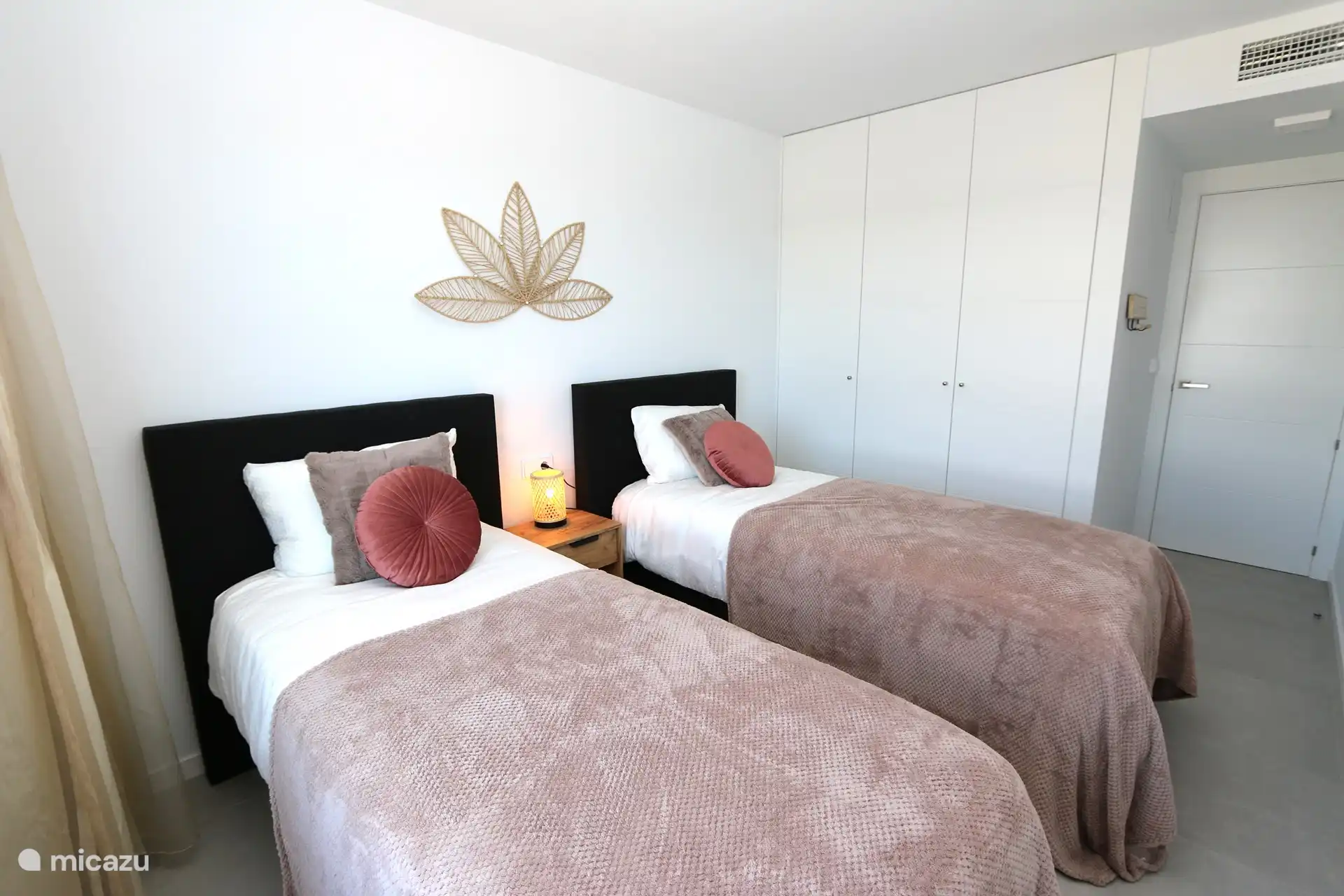 Schlafzimmer mit zwei Einzelbetten