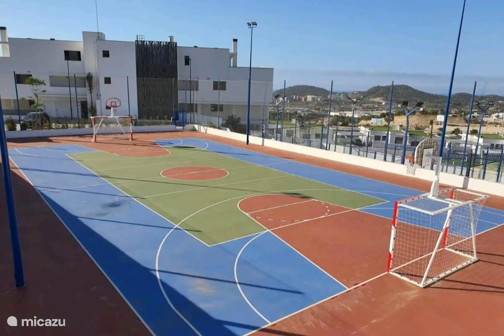 Basketball- und Fußballplatz