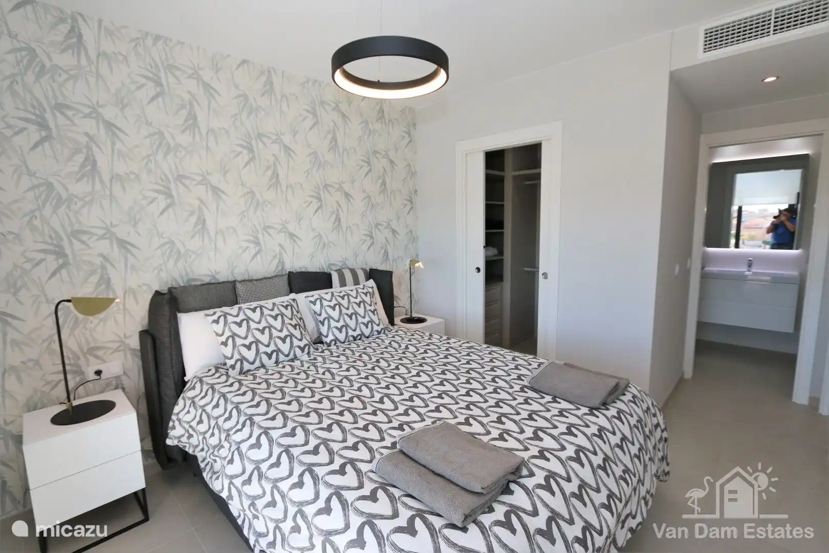 Hauptschlafzimmer mit großem Doppelbett