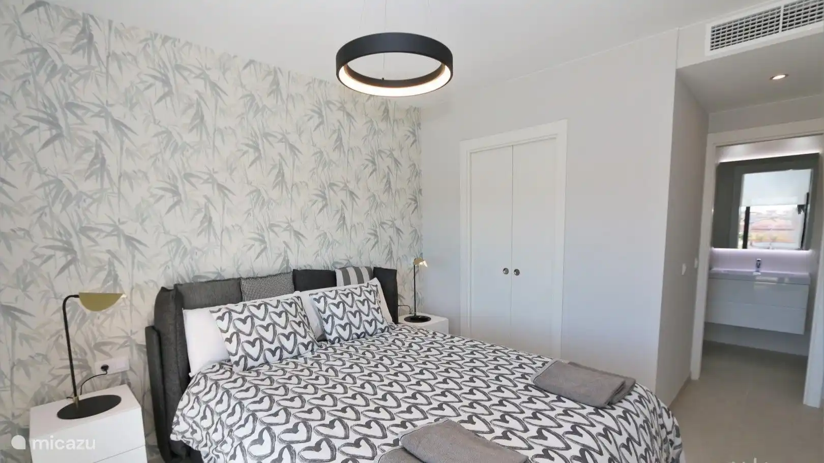 Hauptschlafzimmer mit großem Doppelbett