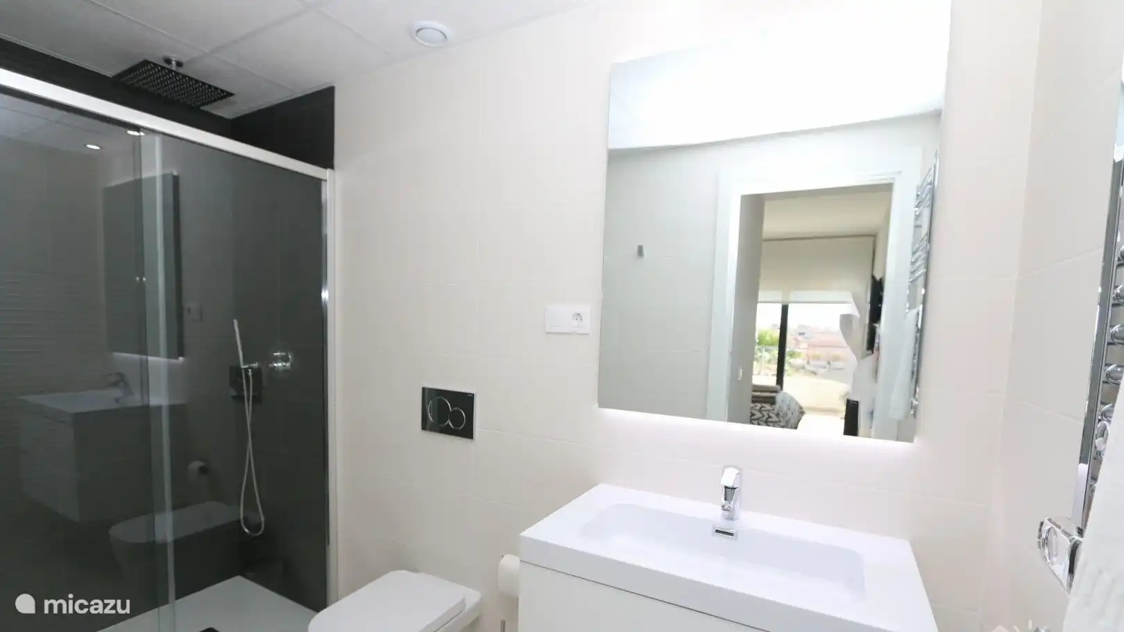 Schönes und sauberes Badezimmer mit geräumiger ebenerdiger Dusche