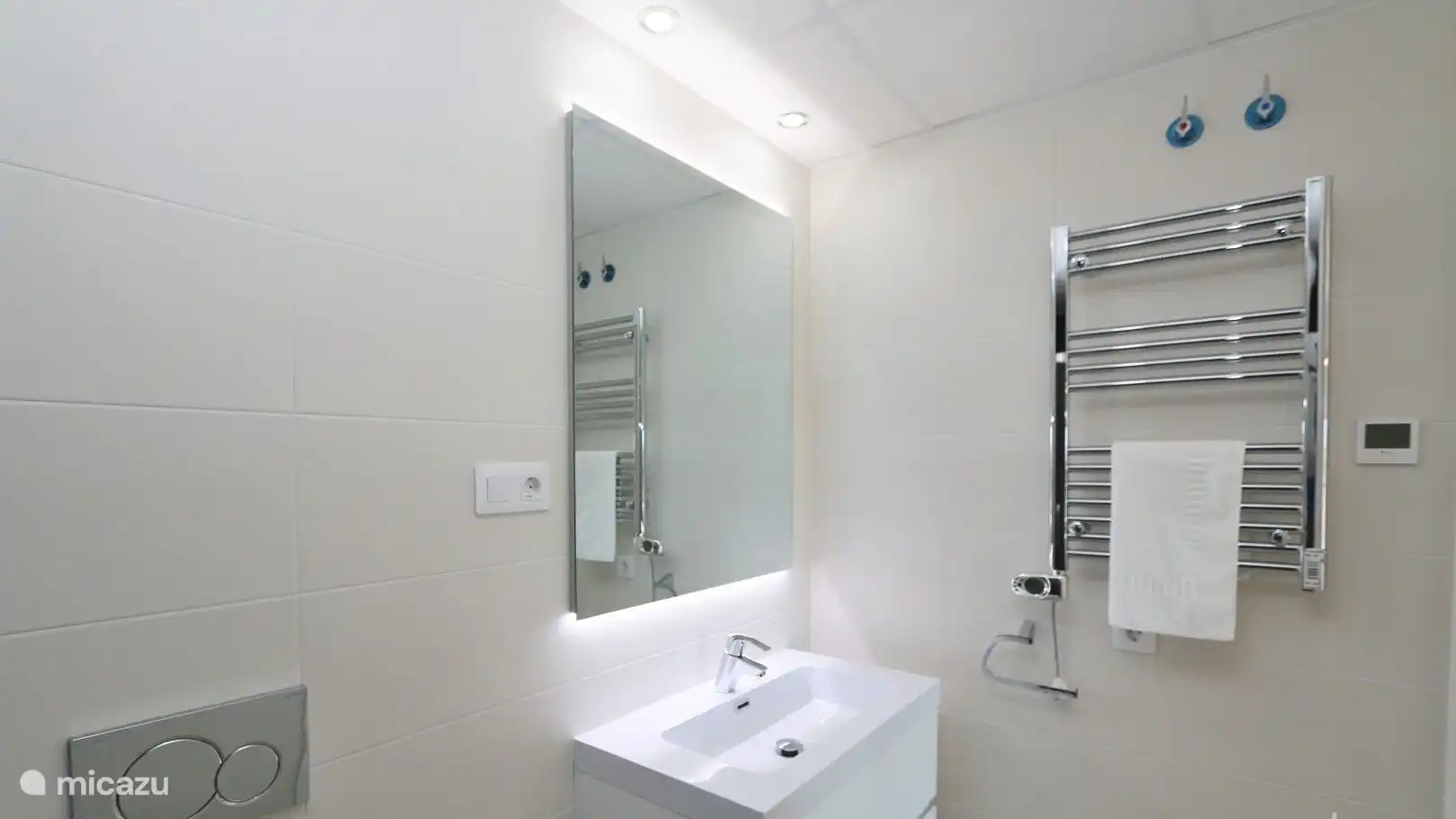 Schönes und sauberes Badezimmer