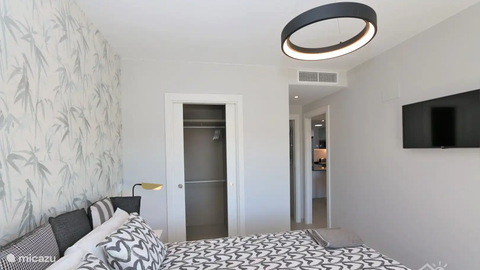 Hauptschlafzimmer mit großem Doppelbett