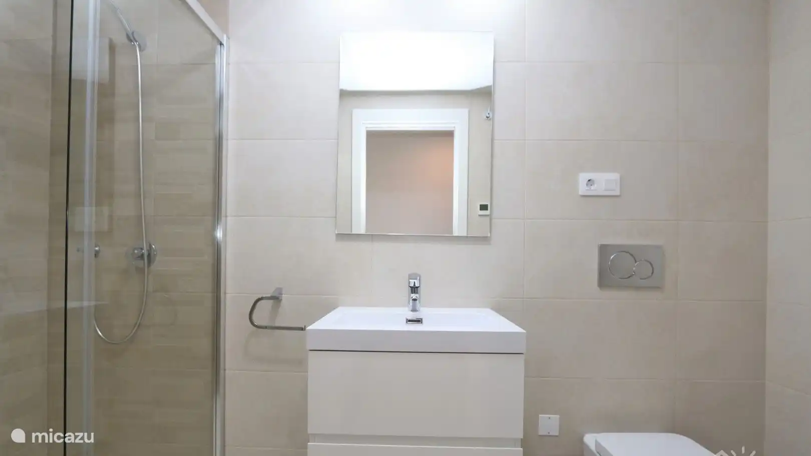 Schönes und sauberes Badezimmer