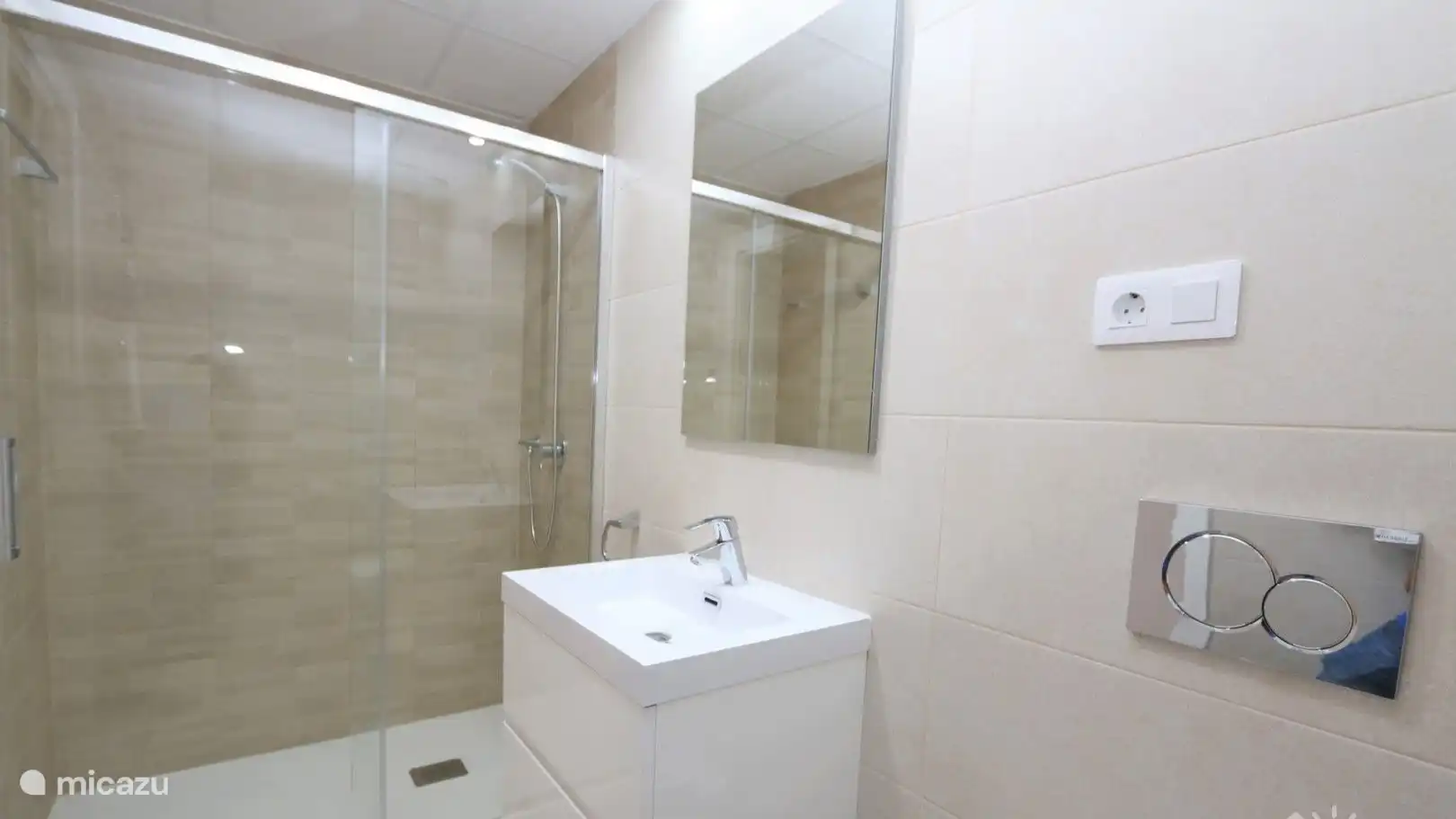 Schönes und sauberes Badezimmer