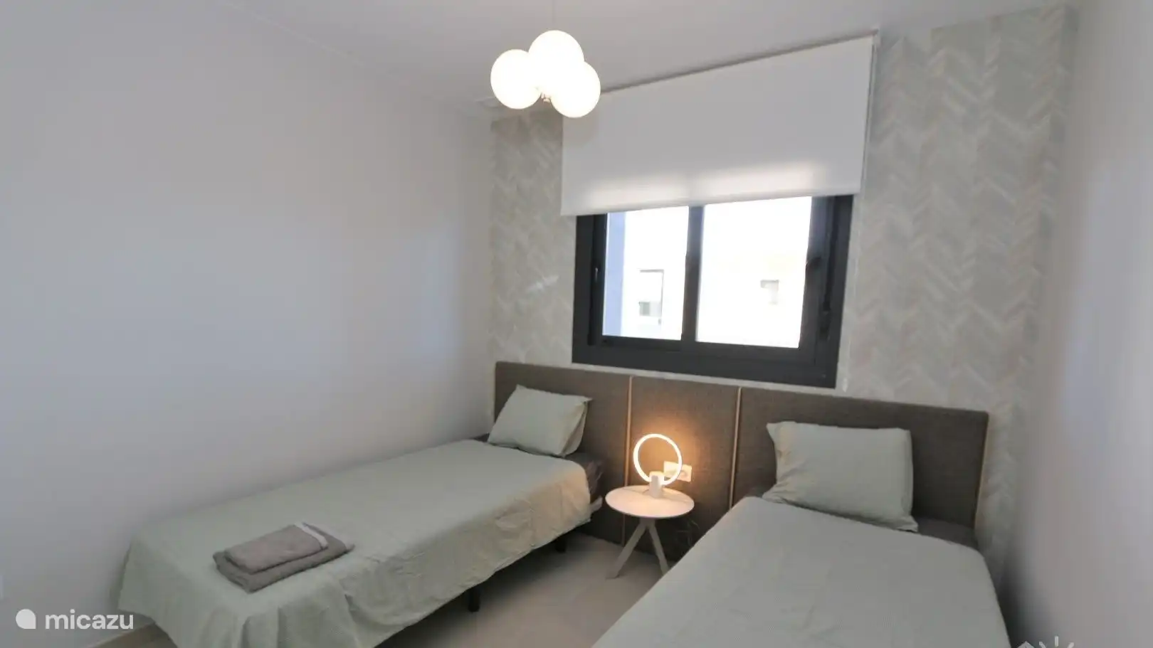 Schlafzimmer mit zwei Einzelbetten