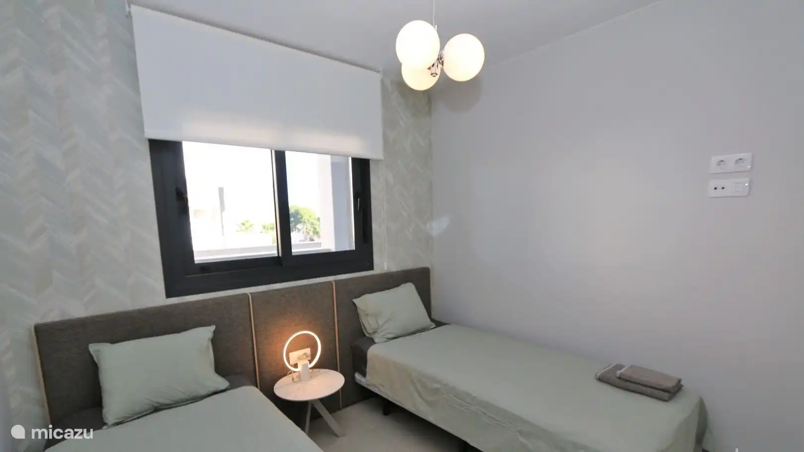 Schlafzimmer mit zwei Einzelbetten